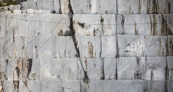 Kamienne kamieniołomy górskie i marmurowe w Apeninach w Toskanii — Zdjęcie stockowe