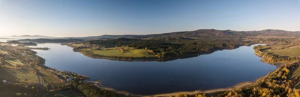 Het Lipno stuwmeer, de dam en de waterkrachtcentrale — Stockfoto