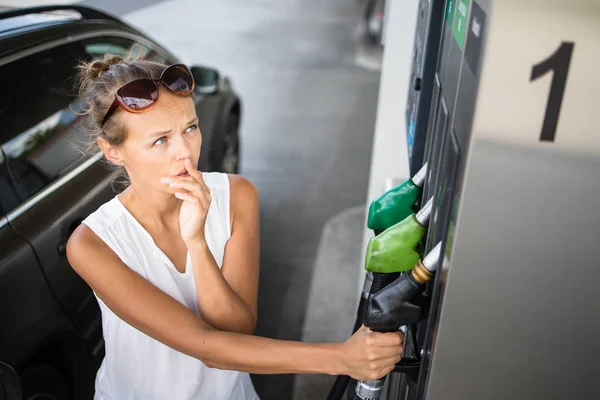 Young woman pumping gas at gas pump — Stock Image Young woman pumping gas at gas pump Royalty Free Stock Photos