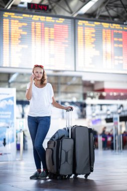 Uluslararası bir havaalanında bagajları ile genç kadın