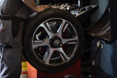Otomobil servisinde tekerlek dengeleme veya tamir etme ve değiştirme 