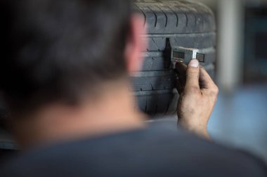 Otomobil servisinde tekerlek dengeleme veya tamir etme ve değiştirme 