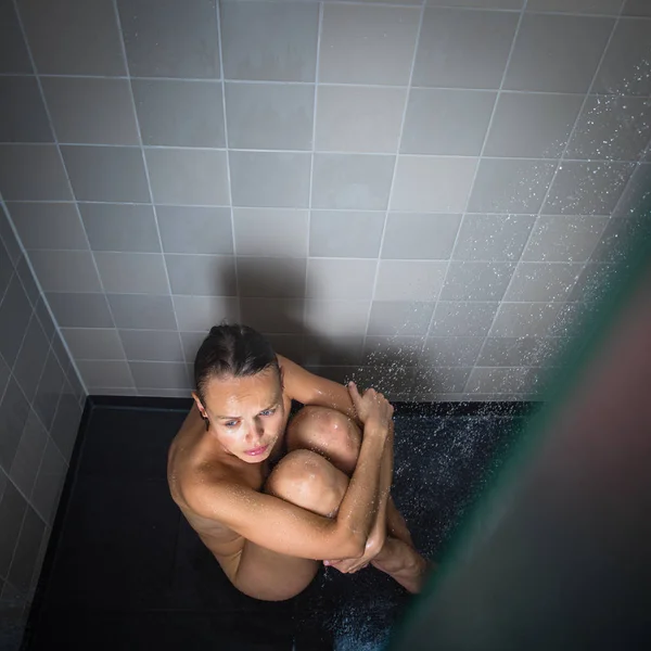 Hübsche, junge Frau unter einer langen heißen Dusche — Stockfoto