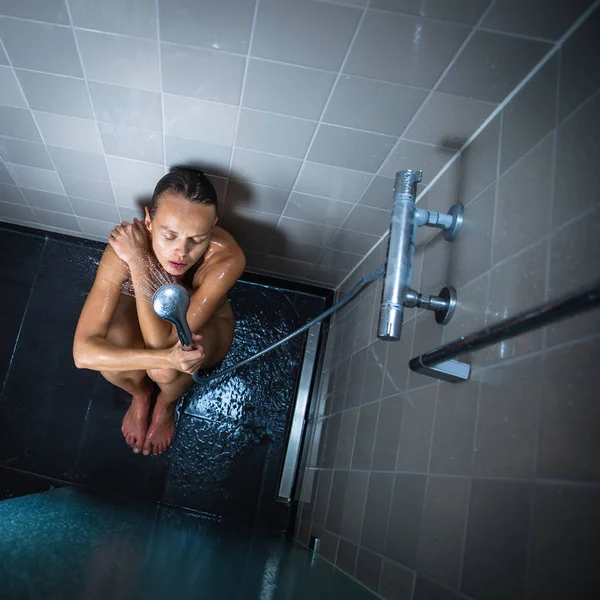 Güzel, genç bir kadın uzun sıcak bir duş alıp saçını yıkıyor. — Stok fotoğraf