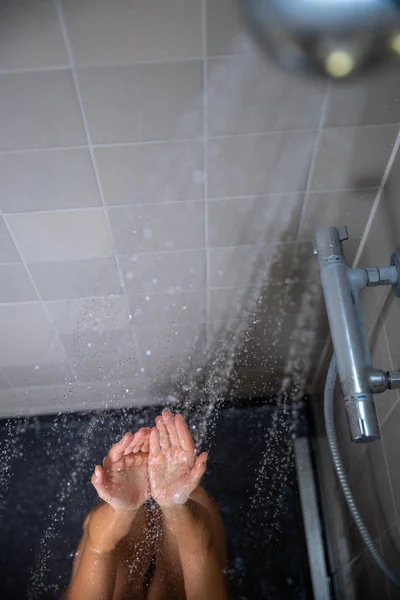Жінка приймає довгий гарячий душ, миючи волосся — стокове фото