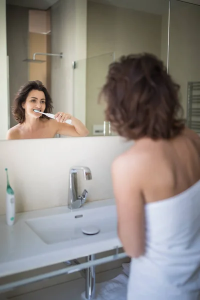 Krásná žena středního věku, která si čistila zuby — Stock fotografie