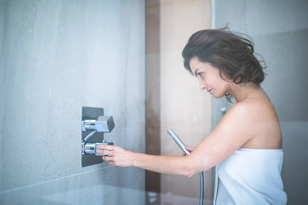 Frau nimmt eine lange heiße Dusche und wäscht sich die Haare — Stockfoto