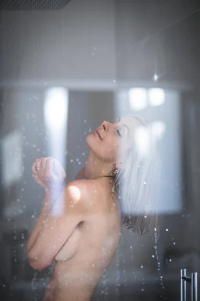 彼女の髪を洗う長い熱いシャワーを浴びている女性 — ストック写真