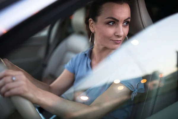 Bonita, jovem mulher dirigindo um carro — Fotografia de Stock