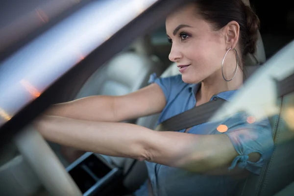 Bonita, jovem mulher dirigindo um carro — Fotografia de Stock