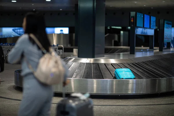 Människor på en internationell flygplats, i bagageutlämningszonen — Stockfoto