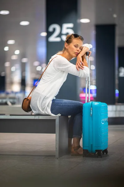 Jonge vrouw met haar bagage op een internationale luchthaven — Stockfoto