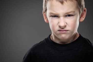 Küçük bir çocukta bir sürü saldırganlık 