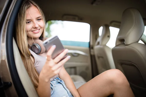 Linda adolescente escuchando su música favorita — Foto de Stock