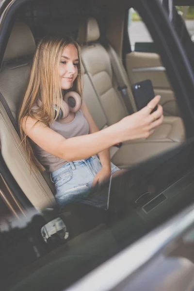 Nettes Teenager-Mädchen hört ihre Lieblingsmusik — Stockfoto