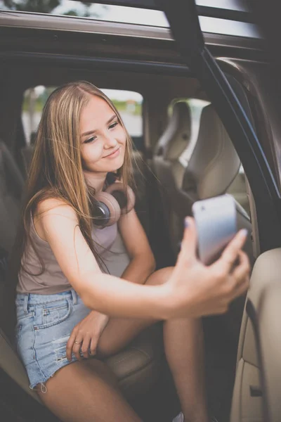 Schattig tiener meisje luisteren naar haar favoriete muziek — Stockfoto