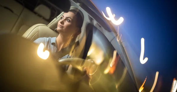 Bonita, jovem mulher dirigindo um carro — Fotografia de Stock