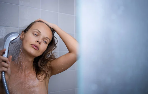 Ładna, młoda kobieta bierze długi gorący prysznic myjąc włosy — Zdjęcie stockowe