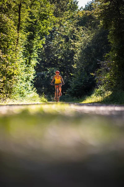 Pretty, ung kvinna cykla på en mountainbike — Stockfoto