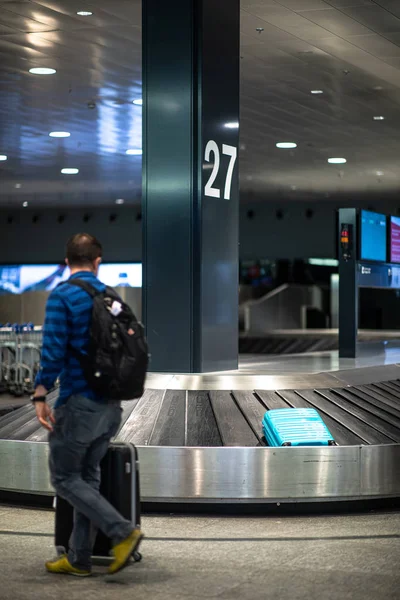 Koffer op de transportband op een internationale luchthaven — Stockfoto