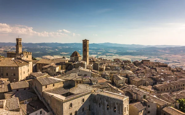 Spectaculaire luchtfoto van de oude stad van Volterra in Toscane, — Stockfoto