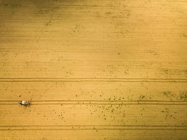 Trator pulverização de culturas no campo, vista aérea de pontos de vista drone — Fotografia de Stock