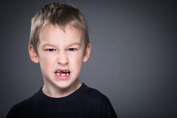 Jede Menge Aggressionen bei einem kleinen Jungen — Stockfoto