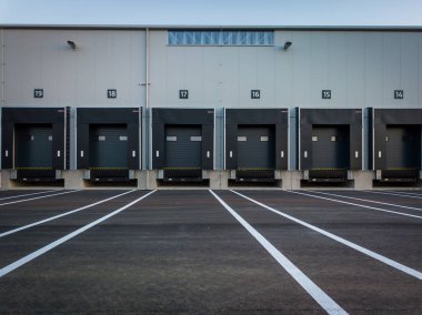 Deponun dış tarafında rampalar ve kamyonlar için yuvalar var.