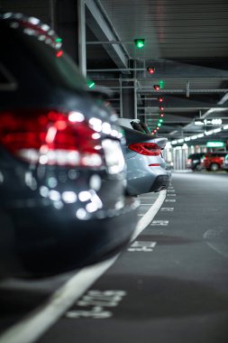 Yeraltı garajı ya da modern araba parkı 