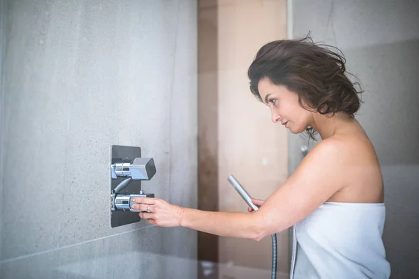 Kvinnan tar en lång varm dusch tvätta hennes hår — Stockfoto