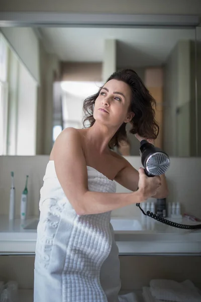 Bela jovem mulher styling ela no seu banheiro — Fotografia de Stock