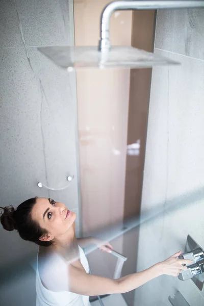 Donna che prende una lunga doccia calda lavarsi i capelli — Foto Stock