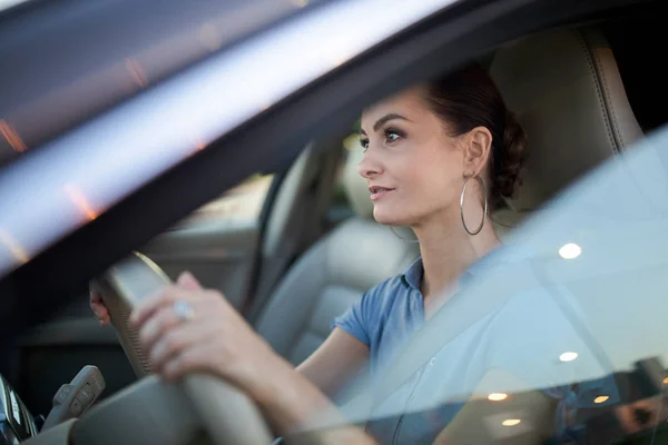 Jolie, jeune femme conduisant une voiture — Photo