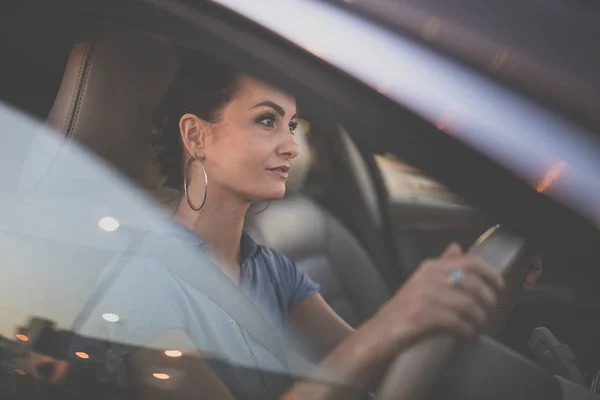 Bonita, jovem mulher dirigindo um carro — Fotografia de Stock