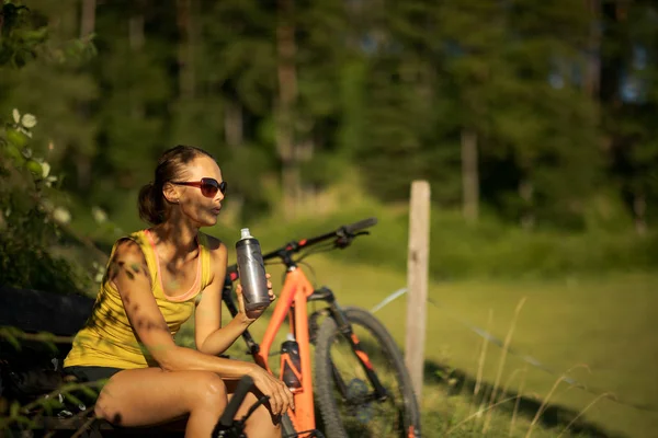 Csinos, fiatal nő kerékpározás egy Mountain Bike-on — Stock Fotó