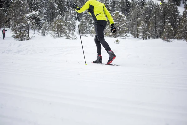 Biegi narciarskie: młody człowiek narciarstwo biegowe — Zdjęcie stockowe