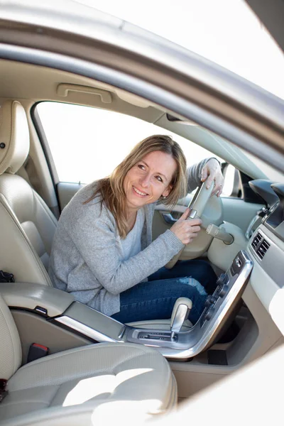 Güzel, Genç kadın araba kullanıyor-seyahat daveti — Stok fotoğraf