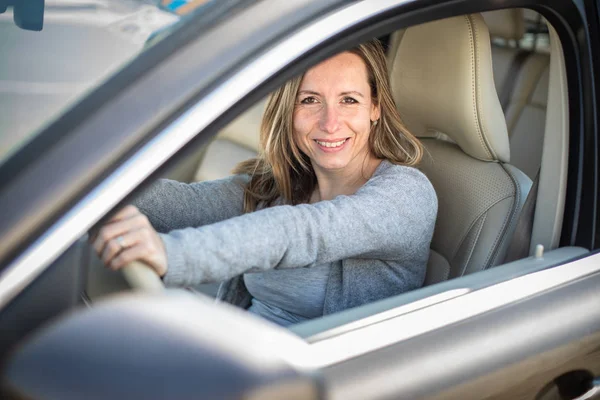 Mooie, jonge vrouw het rijden van een auto — Stockfoto