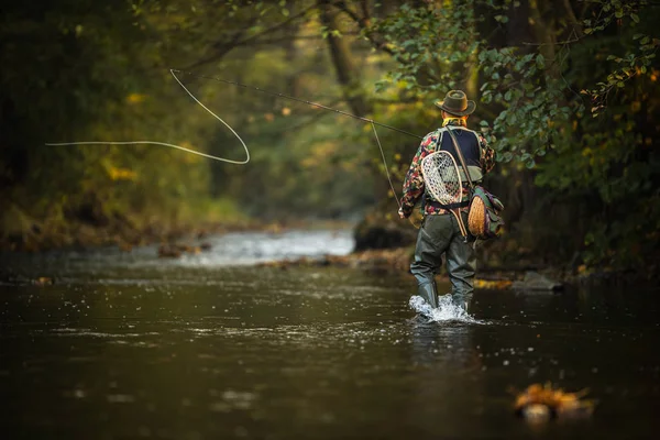 Close-up view of the hands of a fly fisherman holding a lovely trout — Stockfoto