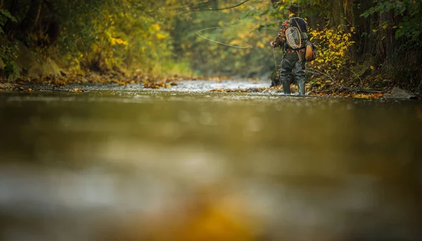 Pêcheur mouche pêche à la mouche sur une splendide rivière de montagne — Photo