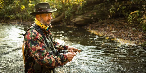 Pescatore a mosca pesca a mosca su uno splendido fiume di montagna — Foto Stock