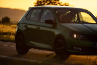 gün batımında yolda araba.