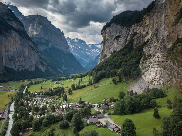 Via ferrata -在瑞士阿尔卑斯山的岩石上攀爬 — 图库照片