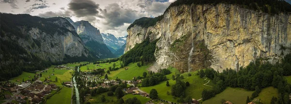 Via ferrata - escalada em uma rocha nos Alpes Suíços — Fotografia de Stock