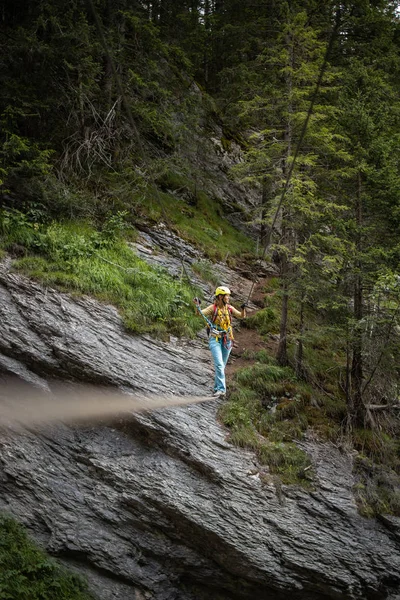 Güzel, bir Via Ferrata üzerinde kadın tırmanıcı — Stok fotoğraf