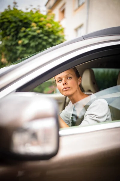 Krásná mladá žena, co řídí auto — Stock fotografie