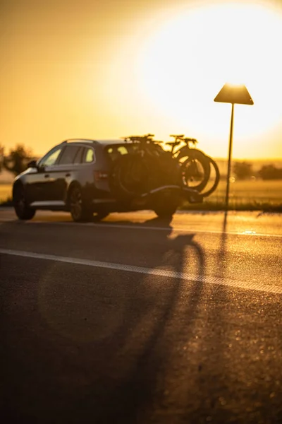 Auto's op de weg bij zonsondergang — Stockfoto