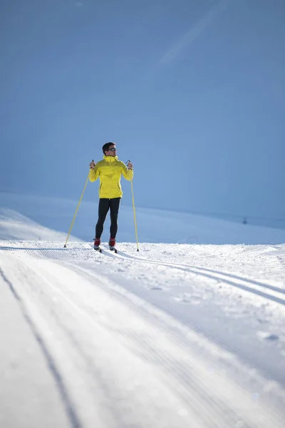 Ung man längdskidåkning en vinter — Stockfoto