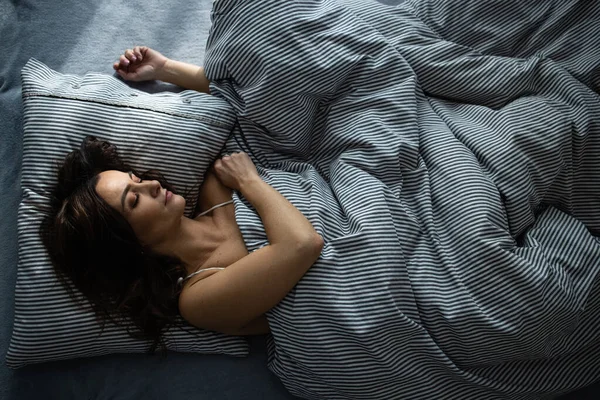 Bonita, joven mujer en su cama, profundamente dormida — Foto de Stock