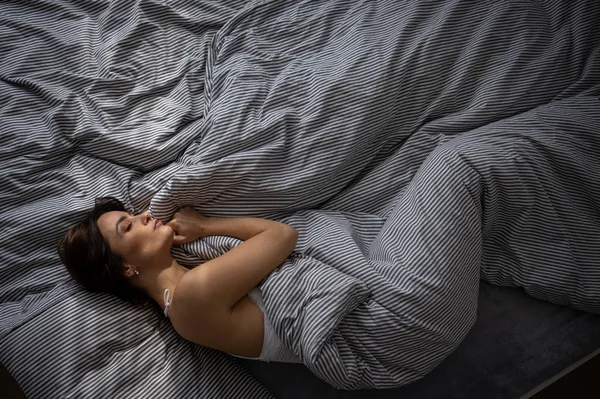 Bonita, joven mujer en su cama, profundamente dormida — Foto de Stock